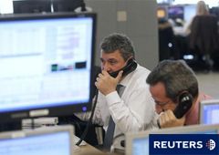 Unos operadores en una oficina de agentes de bolsa en Madrid, el 1 de diciembre de 2011.