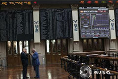 El Ibex-35 cae a media sesión lastrado por los bancos Operadores en la bolsa de Madrid el 6 de agosto de 2012