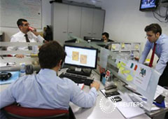 En la imagen, unos operadores durante una subasta de bonos en Madrid, el 5 de diciembre de 2012