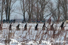 Rusia busca pistas y restos de víctimas tras el fatal accidente aéreo de Moscú Miembros del ministerio de Emergencia ruso y militares participan en la operación de búsqueda de restos del accidente de avión en la región de Moscú, el 12 de febrero de 2018