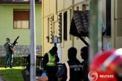 La Guardia Civil realiza un operativo contra el entorno de ETA Imagen de archivo de un operativo de la Guardia Civil contra ETA en la provincia de Guipuzcoa el 29 de septiembre de 2010