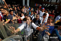 La OEA pide a Venezuela que garantice la separación de poderes Partidarios de la oposición se enfrentan con la policía frente a un tribunal de Caracas