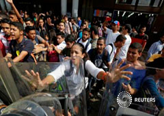Partidarios de la oposición se enfrentan con la policía frente a un tribunal de Caracas