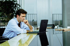 ¿De quién es un programa de ordenador? Un hombre frente a un ordenador.