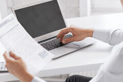 ¿Está el exceso de celo matando el gobierno electrónico? ordenador y documento