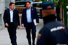 El Supremo niega la libertad bajo fianza para Junqueras El exvicepresidente Oriol Junqueras (a la derecha) a su llegada al Tribunal Supremo para declarar el 2 de noviembre de 2017