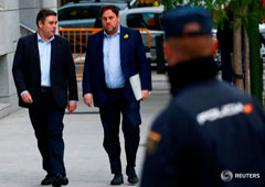 El exvicepresidente Oriol Junqueras (a la derecha) a su llegada al Tribunal Supremo para declarar el 2 de noviembre de 2017