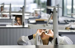 Ventas de metales preciosos por un particular a un empresario una mujer trabaja en una fábrica de relojes en Nyon, Suiza, el 5 de noviembre de 2009.