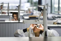 una mujer trabaja en una fábrica de relojes en Nyon, Suiza, el 5 de noviembre de 2009.