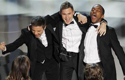 «En tierra hostil» barre en los Oscar y hace historia los actores Jeremy Renner (2ºI), Brian Geraghty y Anthony Mackie (D) celebran el Oscar frente a Bigelow y al escritor Mark Boal, en Hollywood, el 7 de marzo de 2010.
