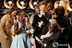 «Doce años de esclavitud» gana el Oscar a mejor película El director y productor Steve McQueen (D) celebra el Oscar a mejor película junto a la actriz Lupita Nyong"o (I) en Hollywood el 2 de marzo de 2014