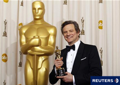 El actor británico Colin Firth posa con su Oscar al mejor actor por 