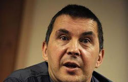 Detienen a Otegi y a otros dirigentes de la nueva Batasuna Arnaldo Otegi, líder de Batasuna, durante una rueda de prensa en San Sebastián, en una foto de archivo del 1 de julio de 2009.