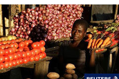 Oxfam: El precio de los alimentos cambia la dieta de los pobres Una joven posa junto a un puesto de vegetales en Tsangano, en el centro de Malaui, el 19 de abril de 2008.