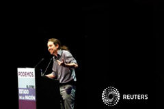 La crisis del bipartidismo lleva el debate de la nación fuera del Congreso Pablo Iglesias, secretario general de Podemos, en su propio debate del estado de la nación en Madrid el 25 de febrero de 2015