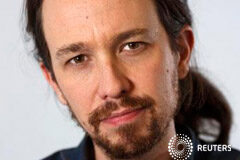 ENTREVISTA- Podemos anima al cambio y ondea la bandera europea Pablo Iglesias, posa para una foto antes de una entrevista con Reuters en Madrid, el 6 de marzo de 2015