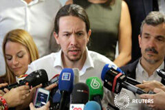 Podemos y PSOE lideran el barómetro de votos en abril El líder de Podemos, Pablo Iglesias, habla a un grupo de periodistas durante la reunión de candidatos a las elecciones municipales, en Madrid el 9 de abril de 2015