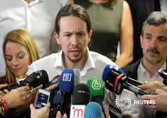 El líder de Podemos, Pablo Iglesias, habla a un grupo de periodistas durante la reunión de candidatos a las elecciones municipales, en Madrid el 9 de abril de 2015