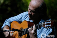 Fallece en México el guitarrista Paco de Lucía De Lucia toca la guitarra en un ensayo del concierto de clausuara de una Bienal de Flamenco en Sevilla, el 9 de octubre de 2010