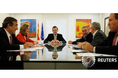Patronal y sindicatos españoles logran el esperado pacto de mejora salarial El presidente de la CEOE, Juan Rosell (I-D), la ministra de Trabajo, Fátima Báñez, el presidente del Gobierno, Mariano Rajoy , el líder de la UGT, Cándido Méndez, el secretario general de CCOO, Ignacio Fernández Toxo, durante una reunión en el Palacio de