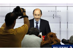 Rubalcaba pide un pacto de moderación salarial Alfredo Pérez Rubalcaba en rueda de prensa en Madrid el 29 de julio de 2011.