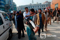 Al menos 126 muertos en un ataque talibán a una escuela en Pakistán Un hombre lleva en brazos a un estudiante herido durante el ataque, tras recibir asistencia en un hospital en Peshawar, el 16 de diciembre de 2014