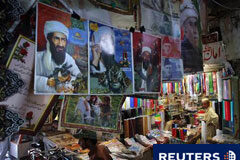 Pakistán dice que no participó en el operativo contra Bin Laden Fotografías de Bin Laden a la venta en un mercado de Quetta, en Pakistán, el 2 de mayo de 2011.