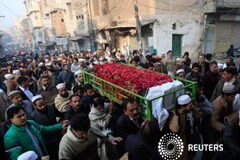 Pakistán levanta la moratoria a la pena de muerte tras el ataque al colegio Un grupo de personas transporta un ataúd de un estudiante asesinado en el ataque del martes en la escuela de hijos de militares, durante su funeral en Peshawar, el 17 de diciembre de 2014