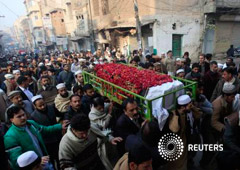 Un grupo de personas transporta un ataúd de un estudiante asesinado en el ataque del martes en la escuela de hijos de militares, durante su funeral en Peshawar, el 17 de diciembre de 2014 Un grupo de personas transporta un ataúd de un estudiante asesinado en el ataque del martes en la escuela de hijos de militares, durante su funeral en Peshawar, el 17 de diciembre de 2014
