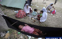 Peligro de crisis alimentaria en Pakistán por las inundaciones un niño llora en una hamaca mientras víctimas de las inundaciones se cobijan en Nowshera, Pakistán, el 3 de agosto de 2010.