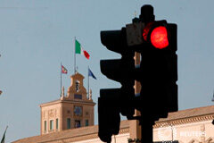 Italia avanza hacia la formación de un nuevo gobierno Un semáforo fuera del Palacio del Quirinale donde se realiza la segunda ronda de conversaciones para formar un nuevo gobierno, en Roma. 27 de agosto 2019.