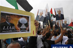 Arabia Saudí insta al mundo a aceptar la solicitud palestina Un palestino sostiene una pancarta con uan caricatura de Obama en Ramala