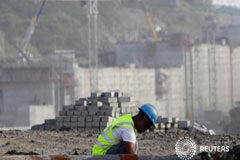 Panamá plantea cofinanciar los sobrecostes del Canal; el consorcio pide más Un trabajador en la construcción de la ampliación del Canal en Colón el 7 de enero de 2014