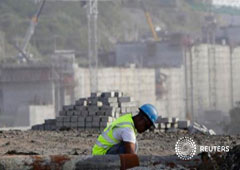 Un trabajador en la construcción de la ampliación del Canal en Colón el 7 de enero de 2014