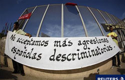 España y Marruecos, dispuestos a zanjar diferencias Marroquíes retiran una pancarta en el punto fronterizo entre España y Marruecos en Nador, en el norte de Marruecos, el 18 de agosto de 2010