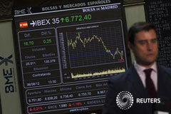 El Ibex-35, con leves alzas a mediodía; Bankia sigue firme Un periodista de televisión junto a un panel electrónico de la Bolsa de Madrid