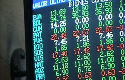 El Ibex abre al alza impulsado por los grandes bancos Vista General del panel del ibex35 en Madrid