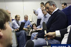 EEUU advierte sobre el aislamiento de Israel Panetta (dcha.) hablando con la prensa en el avión que le lleva a Israel a bordo del océano Atlántico el 2 de octubre