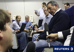 Panetta (dcha.) hablando con la prensa en el avión que le lleva a Israel a bordo del océano Atlántico el 2 de octubre