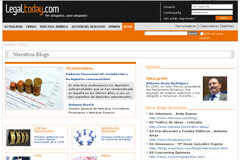 Todos somos un poco blogueros Un grupo de muñecos de diferentes colores y el de delante lleva una pancarta donde pone 'blog'