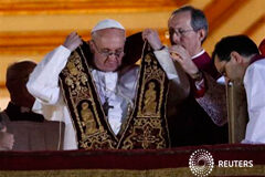 El argentino Bergoglio es el nuevo Papa, con el nombre de Francisco Francisco I hace la primera aparición en el balcón principal de la Basílica de San Pedro, el 13 de marzo de 2013