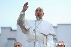 El Papa decide que el Banco Vaticano siga operativo y aprueba reformas El pontífice saluda a los fieles en Roma el seis de abril