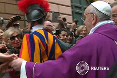 El nuevo Papa pide mostrar misericordia y no condenar El recién elegido Papa Francisco saluda a la multitud congregada en el Vaticano, en una imagen congelada tomada de un vídeo, el 17 de marzo de 2013