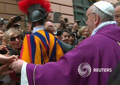 El recién elegido Papa Francisco saluda a la multitud congregada en el Vaticano, en una imagen congelada tomada de un vídeo, el 17 de marzo de 2013