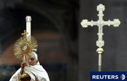 El Papa pide perdón por el escándalo de abusos sexuales Imagen del POntífice celebrando una oración de vigilia el 10 de junio en la plaza de San Pedro del Vaticano, con motivo del fin del Año de los Sacerdotes.