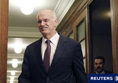 Papandreu llega a la reunión del Gobierno en Atenas