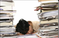 II. ¿Pero qué entendemos por gestión documental? Un hombre durmiendo entre papeles.