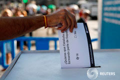 El TC declara inconstitucional y nula la ley del referéndum catalán Un hombre introduce una papeleta en una urna durante el referéndum de independencia del 1 de octubre de 2017