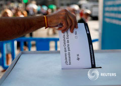 Un hombre introduce una papeleta en una urna durante el referéndum de independencia del 1 de octubre de 2017