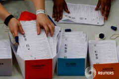 May intentará formar gobierno tras la debacle electoral Papeletas siendo contadas en un colegio electoral, en las elecciones generales de Reino Unido, en Londres, 9 de junio de 2017